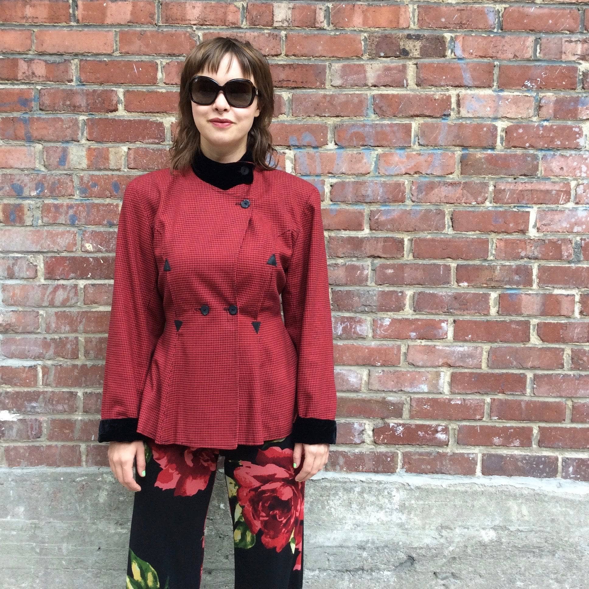 Fronrt View of 1980s Red Fitted Houndstooth Blazer Size Small brand Le Château, sold by bohemevintage.com Montreal