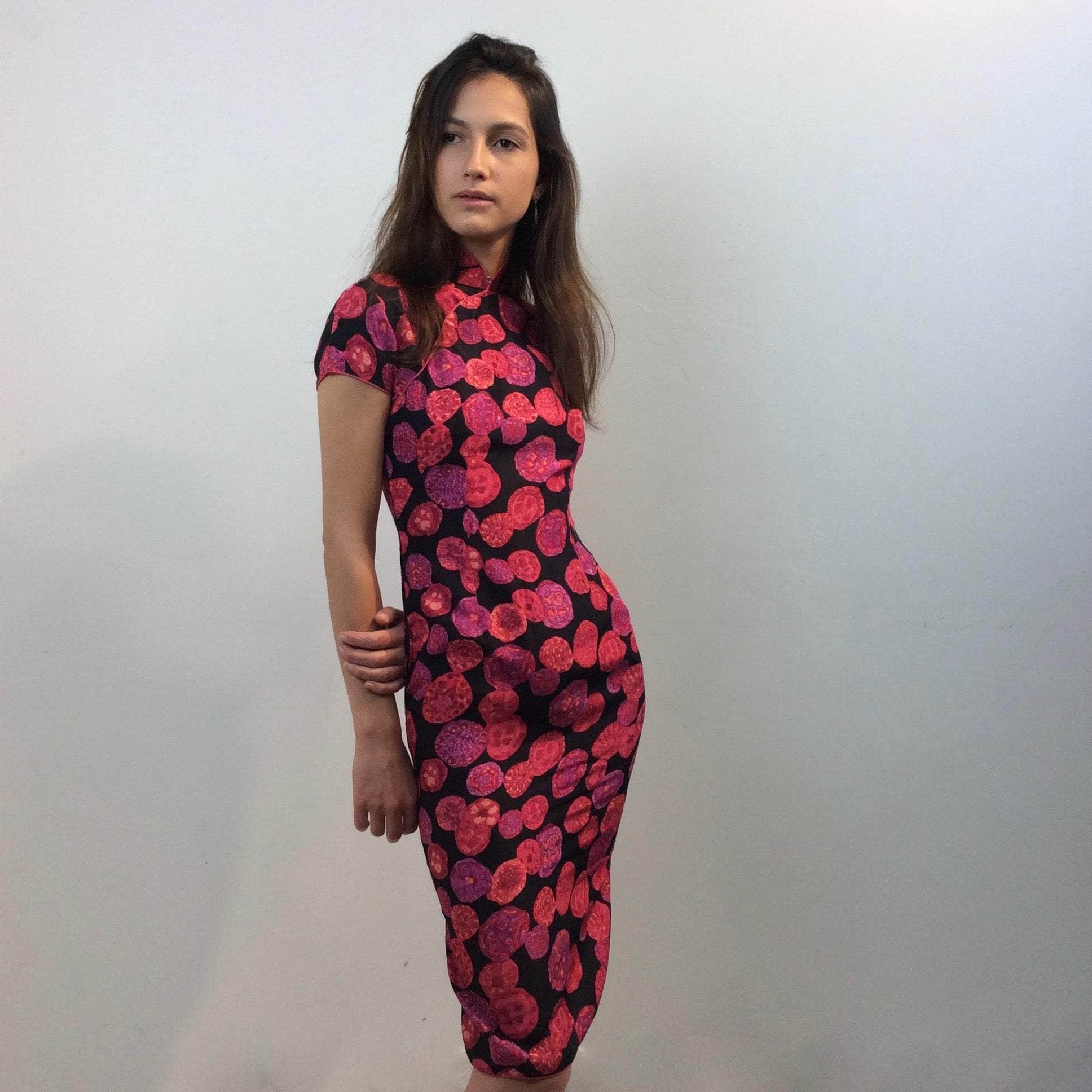 Front and side view of 1950s-60s Short Sleeve Silk Qipao Dress Size Extra Small sold at bohemevintage.com Montreal