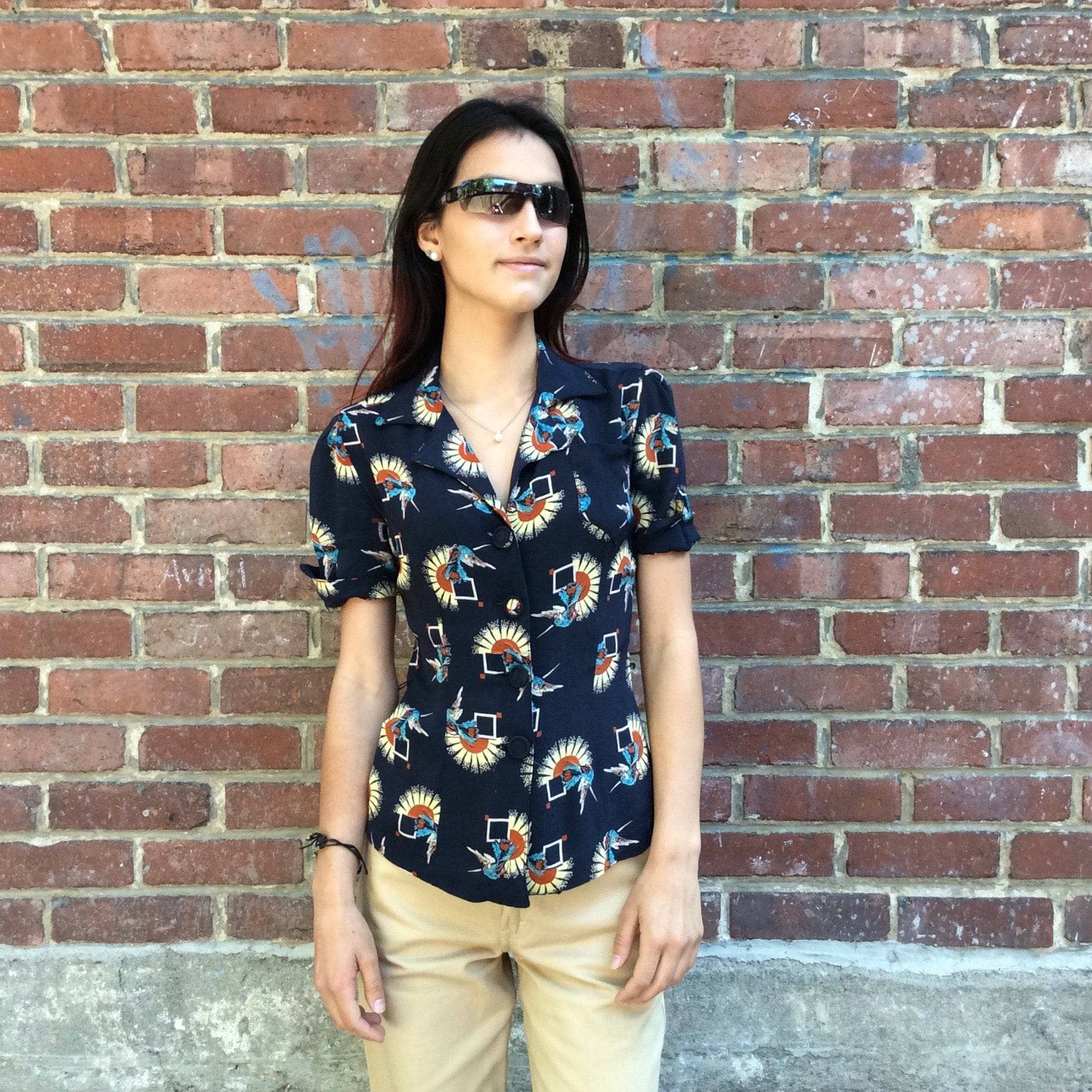 1940s Short Sleeve Fitted Printed Blouse Size Small/Extra Small Sold by bohemevintage.com Montréal